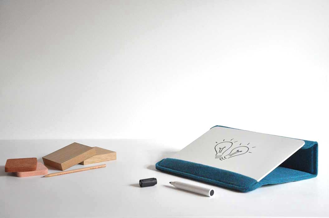 whiteboard-notitieblok-voor op het bureau