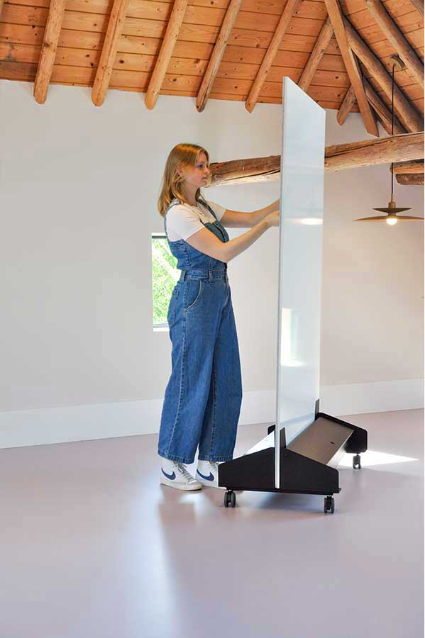 Tableau blanc design et panneau d'affichage acoustique en feutre sur roulettes | PAD Agileboard