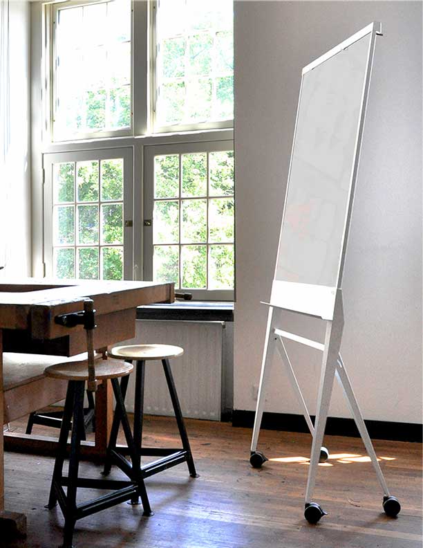 • Mobiles Flipchart mit magnetischem Whiteboard | Besprechungsort die WAAG