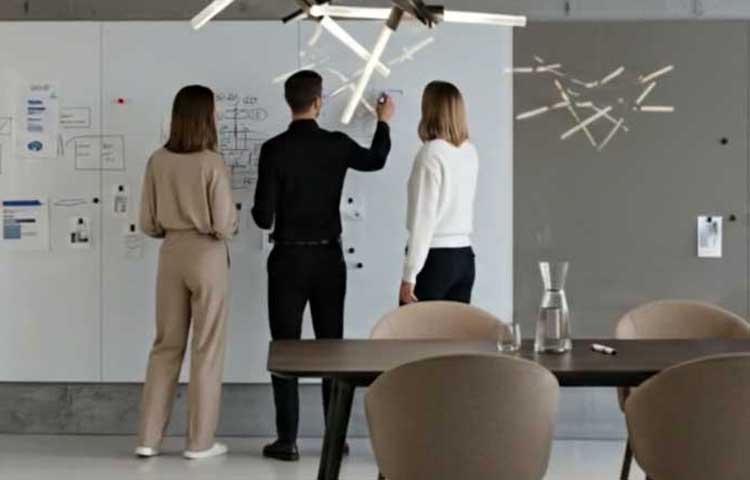 Memobord whiteboard wand in kleur voor actieve vergaderringen